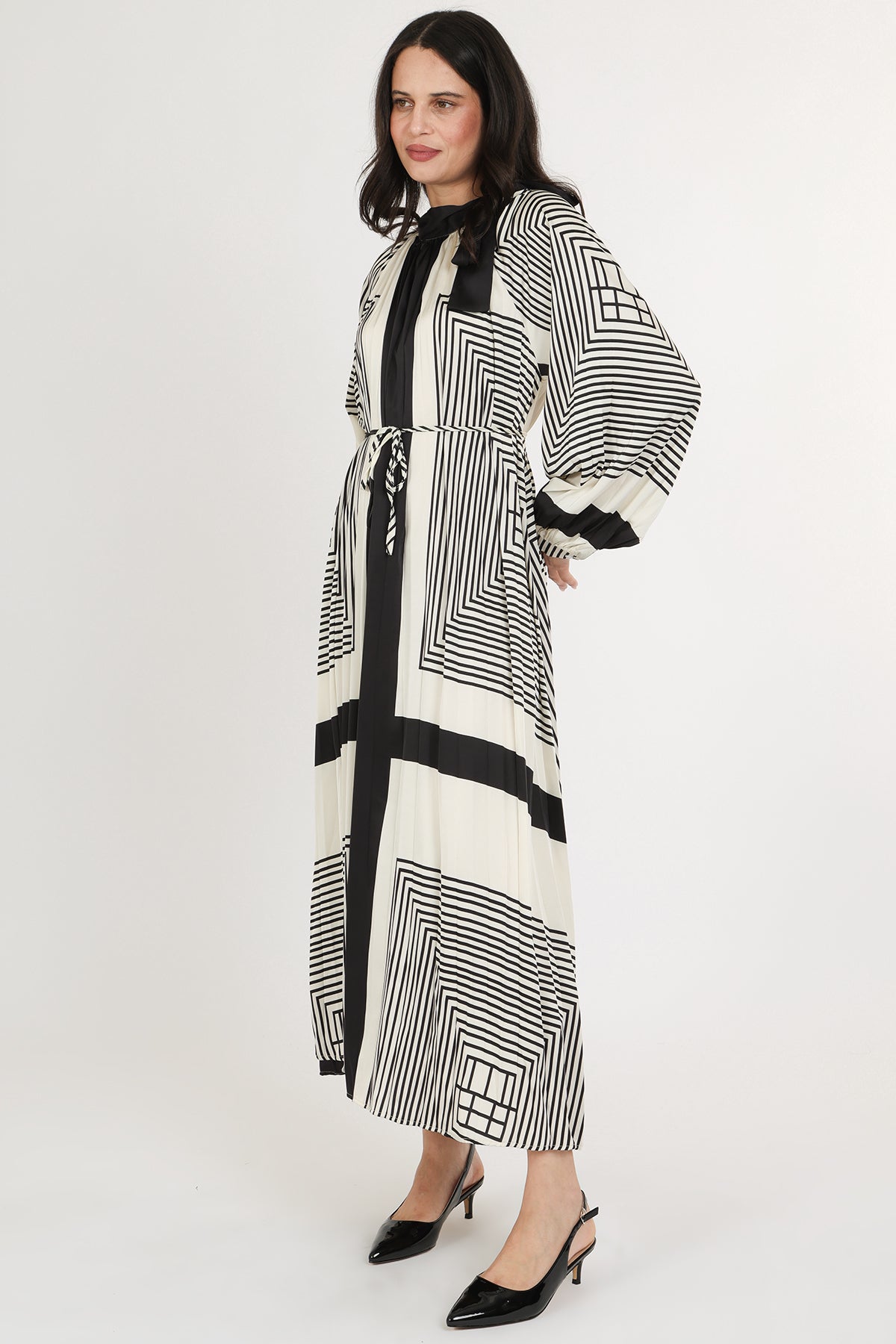 Mandy Contrast Geometric Pleated Maxi Dress - Shop Beulah Style